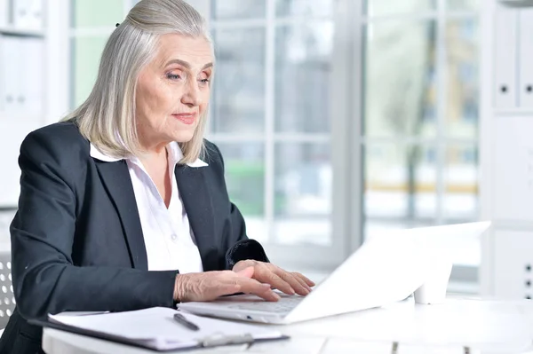 Senior Femme Tenue Formelle Travaillant Bureau — Photo