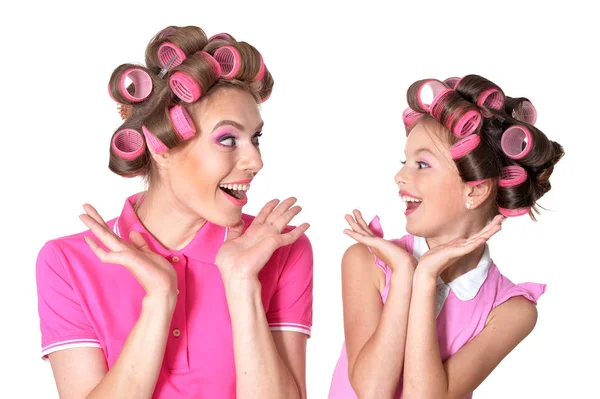 Madre e figlia piccola in bigodini per capelli — Foto Stock