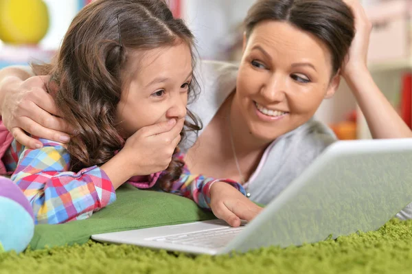 Portrait Happy Mother Daughter Using Laptop — Stock Photo, Image