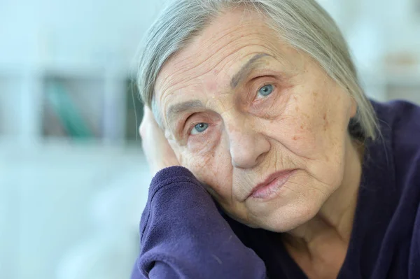 Gros Plan Portrait Femme Âgée Fatiguée — Photo