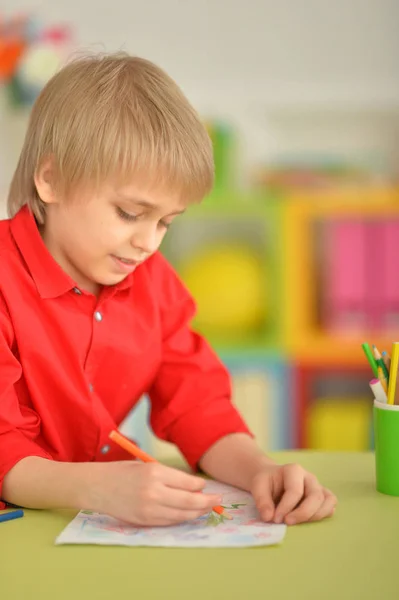 Porträtt Söt Liten Pojke Ritar Med Pennor När Sitter Vid — Stockfoto