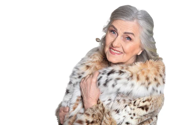 Portret Van Mooie Senior Vrouw Bontjas Poseren Tegen Witte Achtergrond — Stockfoto