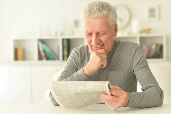 Känslomässiga Senior Man Läsa Tidningen Hemma — Stockfoto