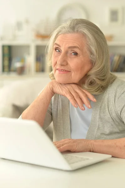 Mujer Mayor Sentada Mesa Con Portátil — Foto de Stock