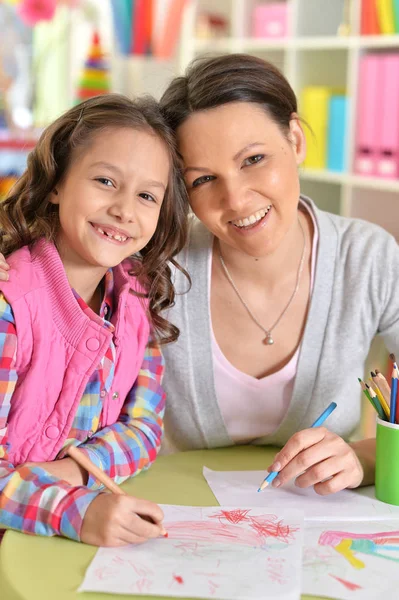 Mère Avec Fille Dessin Avec Crayons Colorés — Photo