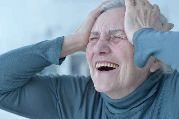 家で笑っている年配の女性の肖像画 — ストック写真