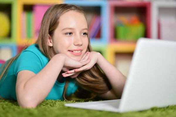 Menina Bonito Com Computador Portátil Chão — Fotografia de Stock