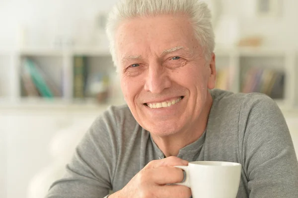 Portrait Homme Âgé Souriant Buvant Thé Maison — Photo