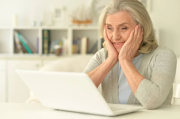 Senior Kvinna Sitter Vid Bord Med Laptop — Stockfoto