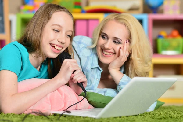 Jonge Vrouw Met Meisje Met Laptop Thuis Vloer Zingen Karaoke — Stockfoto