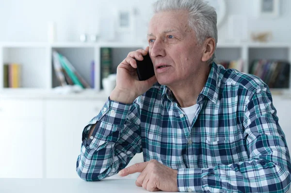 電話で話している年配の男性の肖像画 — ストック写真