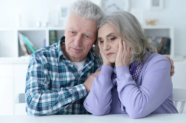 Portret Van Een Verdrietig Stel Dat Thuis Poseert — Stockfoto