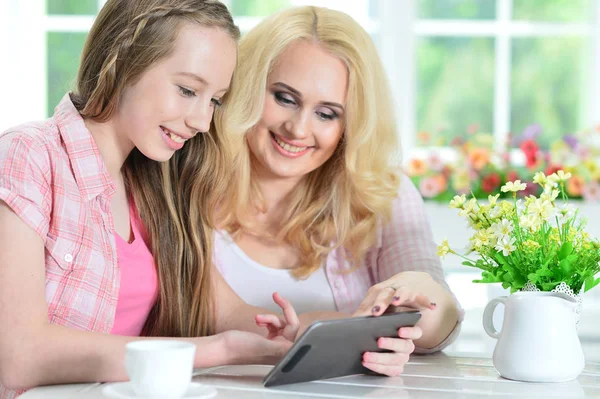 Sonriente Madre Hija Sentadas Mesa Usando Tableta Digital —  Fotos de Stock