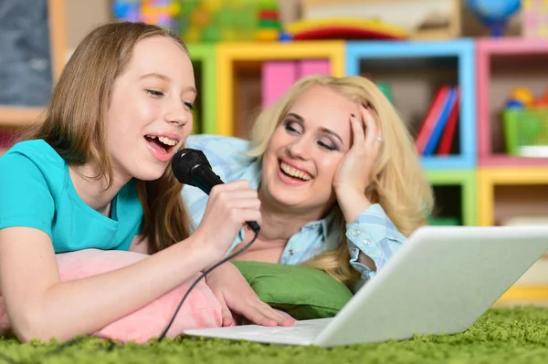 Jonge Vrouw Met Meisje Met Laptop Thuis Vloer Zingen Karaoke — Stockfoto