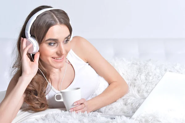 Jovem Bela Mulher Ouvindo Música Casa — Fotografia de Stock