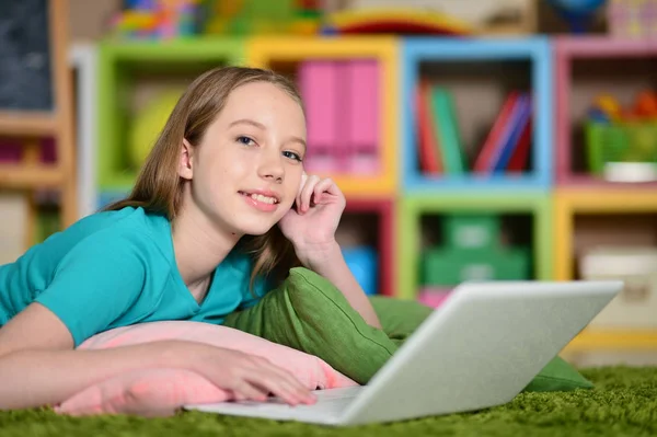 Schattig Meisje Met Laptop Verdieping — Stockfoto