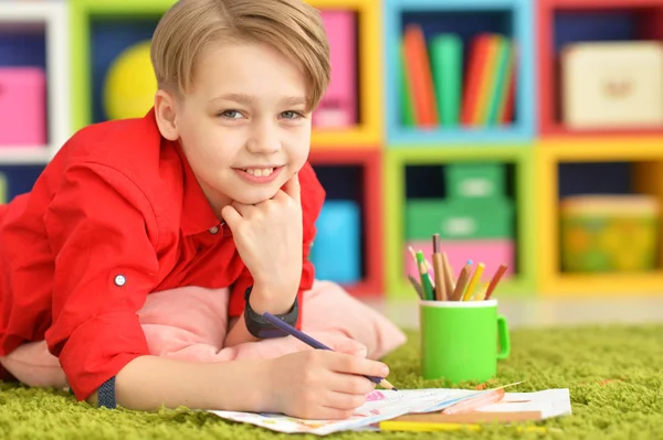 Portrait Mignon Petit Garçon Dessin Avec Crayons — Photo