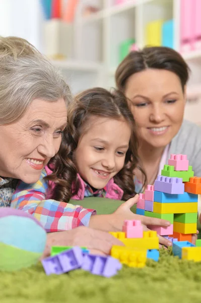 Happy Glimlachend Familie Spelen Met Kleurrijke Kunststof Blokken — Stockfoto