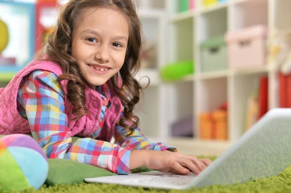 Nettes Mädchen Mit Laptop Während Hause Auf Grünem Boden Liegt — Stockfoto
