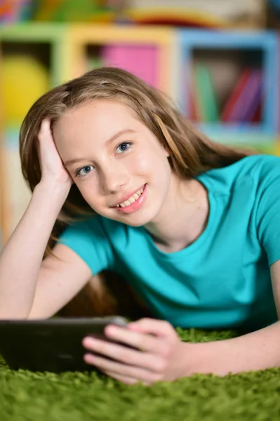 Schattig Meisje Met Digitale Tablet Verdieping — Stockfoto