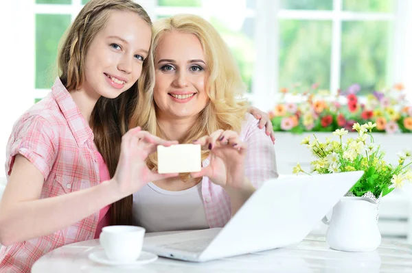 Jovem Mulher Com Menina Usando Laptop Casa — Fotografia de Stock