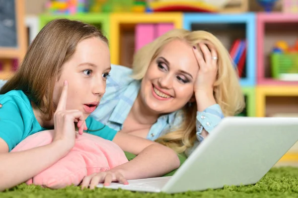 Jonge Vrouw Met Meisje Met Laptop Thuis Vloer — Stockfoto