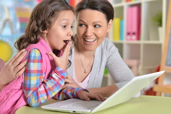 Retrato Madre Hija Feliz Usando Ordenador Portátil — Foto de Stock