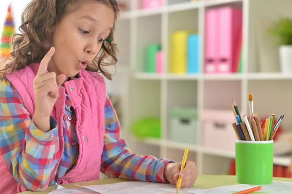 小さな女の子が彼女の部屋を描く — ストック写真