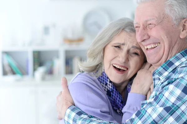 Feliz Pareja Ancianos Posando Casa —  Fotos de Stock