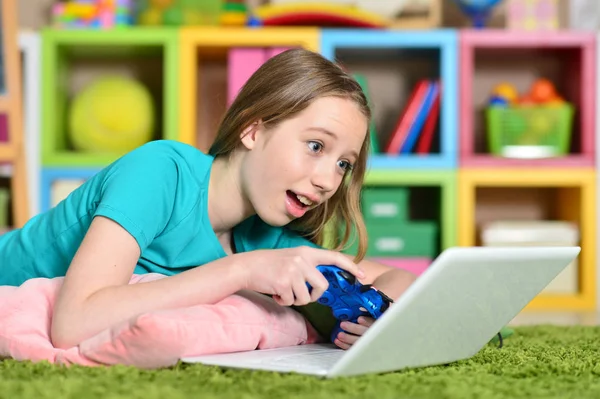 Schattig meisje met laptop — Stockfoto