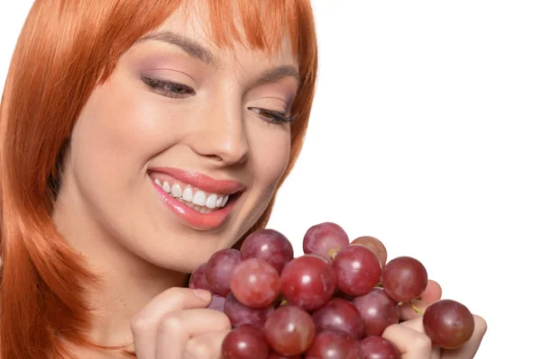 Retrato de uma menina bonito com uvas vermelhas — Fotografia de Stock