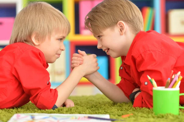 Lachende jongens liggend op de vloer — Stockfoto