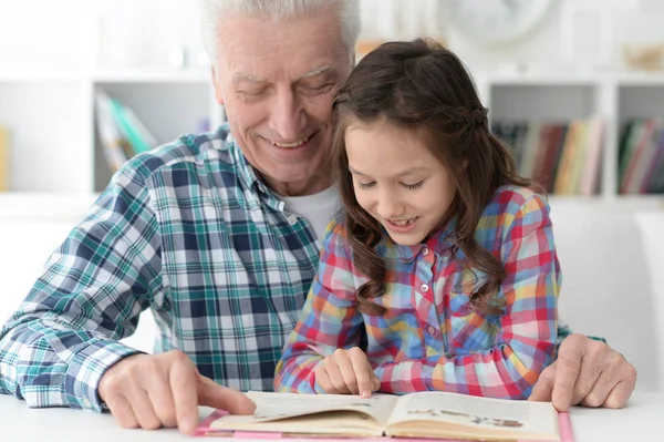 Kleines süßes Mädchen liest Buch — Stockfoto