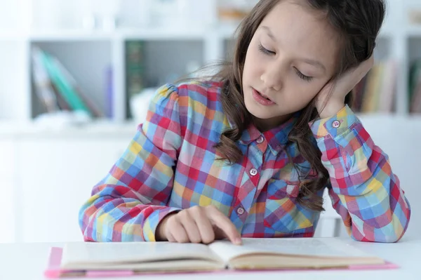 Söt Skolflicka Sitter Vid Bord Och Gör Läxor Hemma — Stockfoto