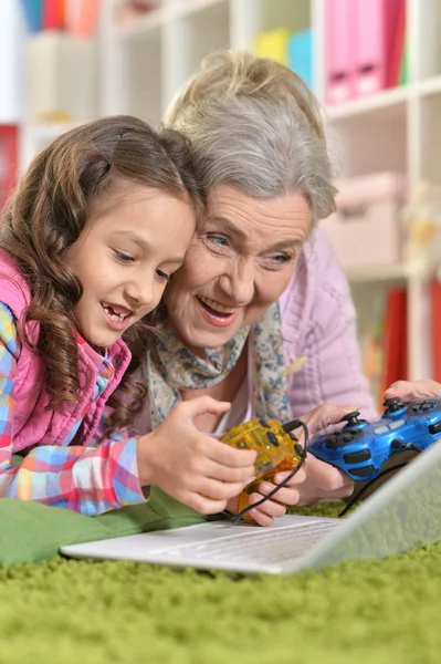 Abuela Con Nieta Jugando Juego Ordenador Ordenador Portátil Casa — Foto de Stock