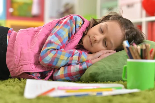 Ragazza Carina Dormire Sul Cuscino Sul Pavimento Casa — Foto Stock