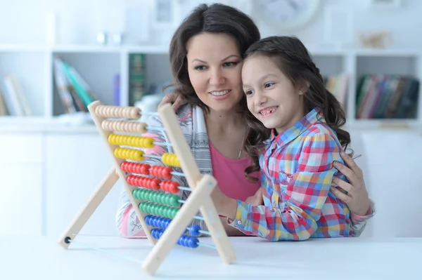 Mor undervisning dotter att använda abacus — Stockfoto