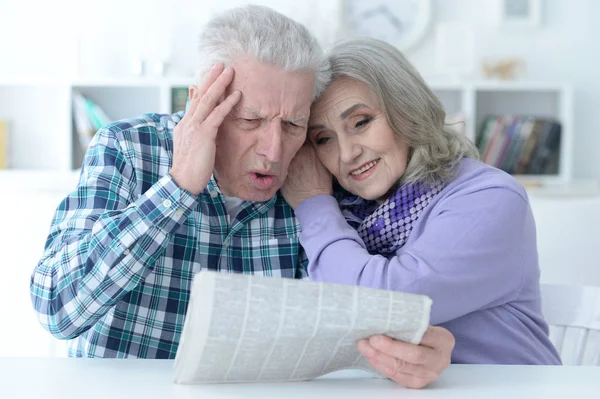 Retrato Close Casal Idosos Com Jornal Casa — Fotografia de Stock