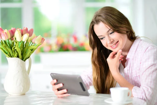 Portrait Young Woman Lokking Tablet — Stock Photo, Image