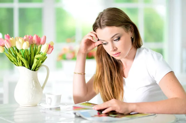 Junge Frau liest — Stockfoto