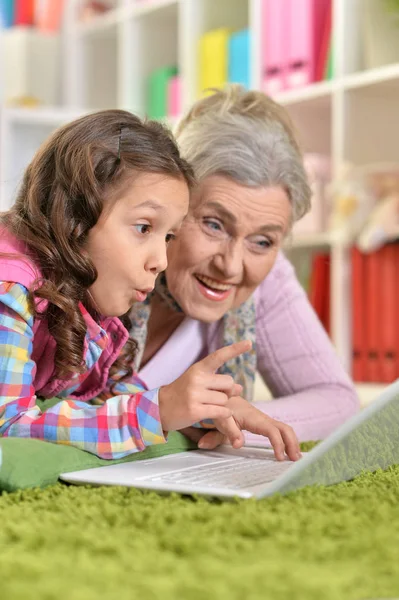 Porträt Von Großmutter Und Tochter Mit Modernem Laptop Hause — Stockfoto