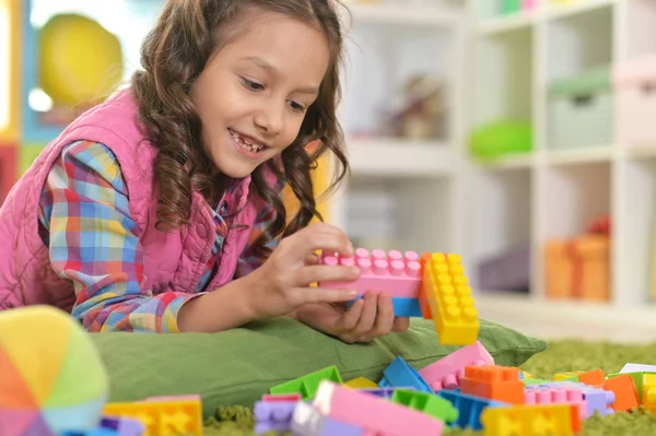 カラフルなプラスチック製のブロックで遊ぶ少女 — ストック写真