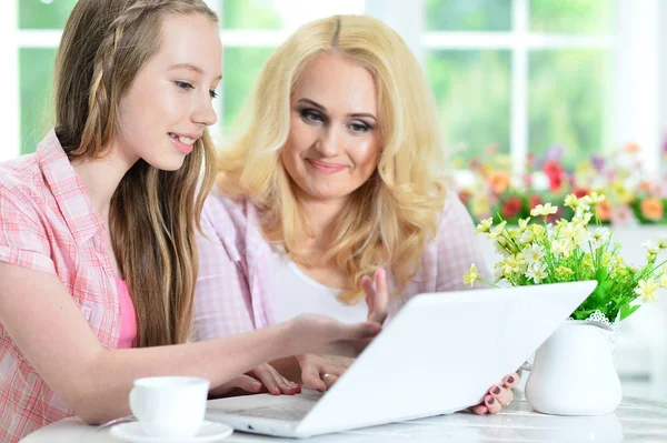 Jovem Mulher Com Menina Usando Laptop Casa — Fotografia de Stock