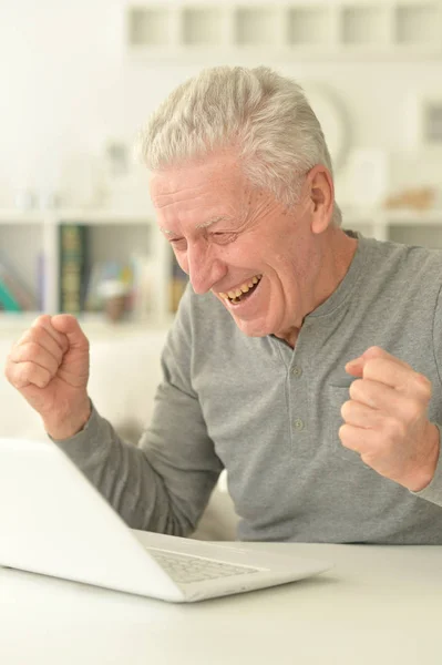 Щасливий Старший Чоловік Використовує Ноутбук Вдома — стокове фото