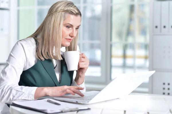 Senior Femme Tenue Formelle Travaillant Bureau — Photo