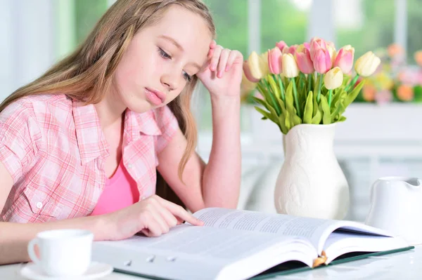 Nettes Schulmädchen Sitzt Tisch Und Liest Hause — Stockfoto