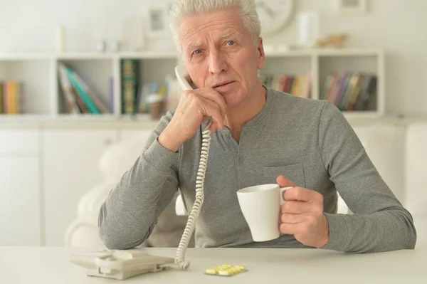 Oude Zieke Man Met Pillen Bellen Naar Ziekenhuis — Stockfoto