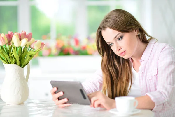 Portrait Young Woman Lokking Tablet — Stock Photo, Image