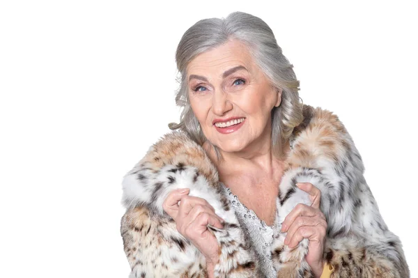 Portret Van Mooie Senior Vrouw Bontjas Poseren Tegen Witte Achtergrond — Stockfoto