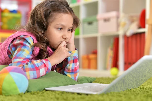 Menina Bonito Usando Laptop Enquanto Deitado Chão Verde Casa — Fotografia de Stock